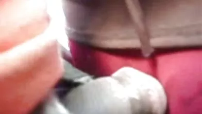 Prekrasna plavuša zaljubljuje se u crni susjed i spava s crnim čovjekom na krevetu.