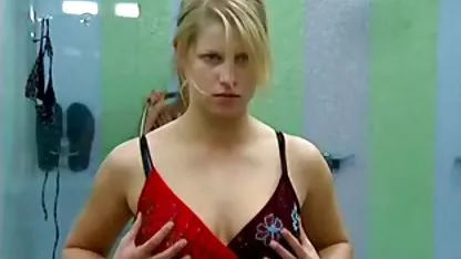 Slatka mršava zbog nedostatka prilika za fisting šiške magarca s ogromnim dildo