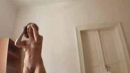 Analni fuck dvije djevojke iz hostela završile su snažnim orgije s dvostrukom penetracijom