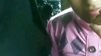 Muškarac u njezinim ustima baca tamni mulatto iz ženske spavaonice