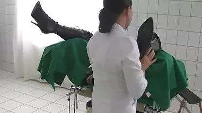 Crne kose na sjednici dobiva analni seks iz poznatog masera