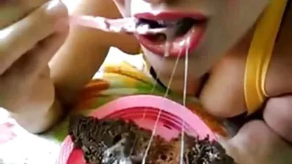 Fat dama stavlja svoju mladu kućnu pomoćnicu za seks