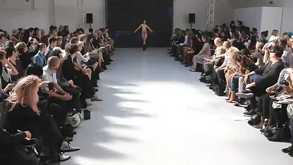 Riley Reid mjeri i usisava dugi penis.