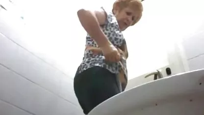 Tattooed babe uči skromna plavuša lezbijskog seksa