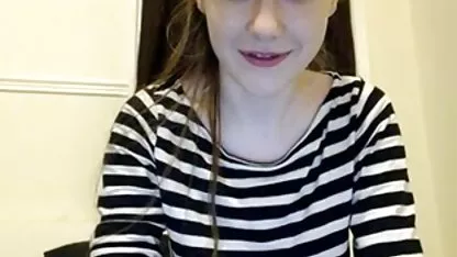 Susjed je otišao posjetiti pilić i riješio joj probleme za blowjob i vruće seksa