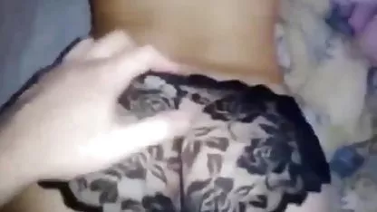 Mladi se zabavljaju uz blowjob na vjenčanju i grupni seks u grmlju