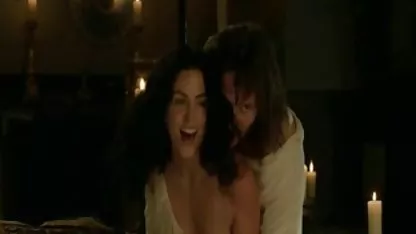 Esmeralda miluje svoje divovske dojke