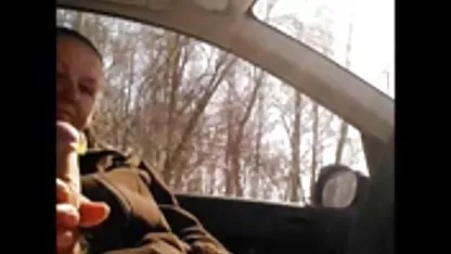 Kovrčava crnka uživa u lijevanju iz dilda i jakog člana posrednika