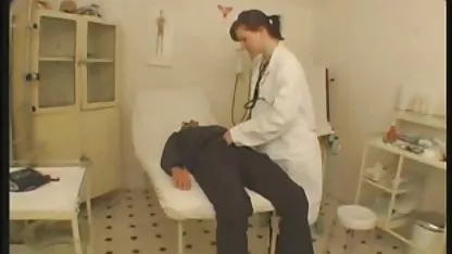Pijani mladi ljudi zajebavaju divljom željom