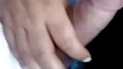 Mladi par ismijava mladog pilića u BDSM stilu