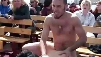 Slatka crnka udaljava prijateljev penis u kupku i dobiva cumshot u spavaćoj sobi.