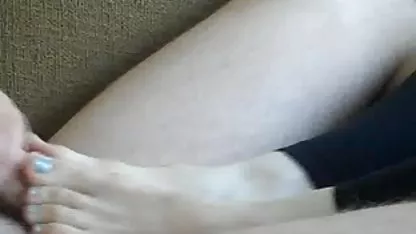 Guy s lijepom djevojkom koja svladava nove poze u seksu