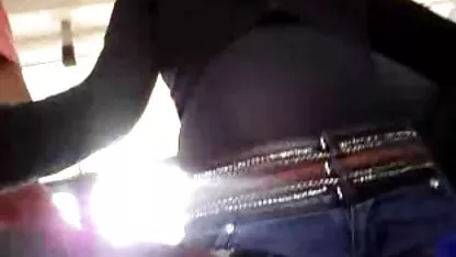 Kuća čuvar daje blowjob i fucks s mladim momak