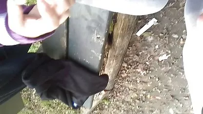 Slatka plavuša masturbira slatko maca na otvorenom