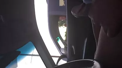 Tamnoprnoljubičaste crnke u igračkama i članu dečka
