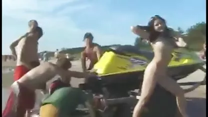 Ebanovina je plavuša ispred supruga