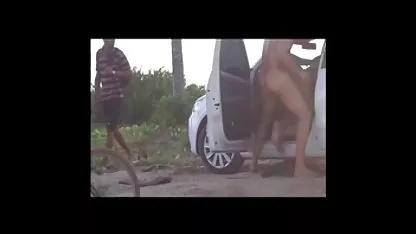 Mladi momak bori se s tankom djevojkom s velikim kuracom