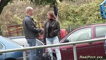 Busty milf špijuni studentu i zavodi ga u seksu u tušu