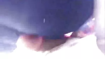 Jedna dosadna djevojka širi čovjeka za blowjob i seks
