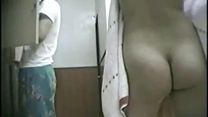 Davao je šarene djevojke ruže i čičak pile u zeko odijelo u magarca