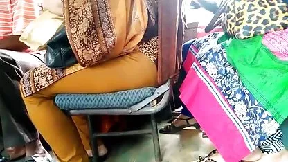 Šarmantan wench ujutro zavodi tanki susjed lezbijskog seksa u kuhinji