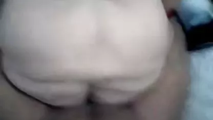Lijepa mlada žena sa svim svojim možda jerking off joj maca dok kupanje u kadi