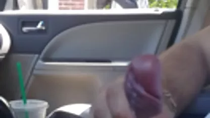 Dvije djevojke uperile su se u ured lezbijske gangbang o dolasku trećeg