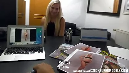 Dvije lijepe lezbijke zajebaju međusobno magarca uz obostrano dildo