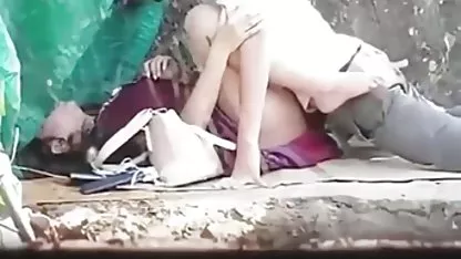 Prijatelj studentice kupio je ženske čarape i srušio djevojku na stolici