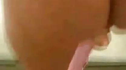 Tip je na licu elegantne Nicole svježe sperme