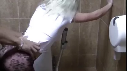 15 osoba na analnom prsima i malo više na licu