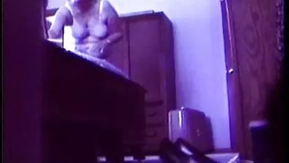 Slatka mlada djevojka s pigtails sjedi na članu prijatelja maca, a nakon i magarca