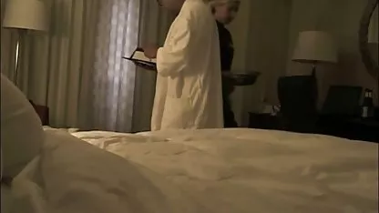 MILF s prekrasnim boobs dobiva masažu s seksom u sjednici