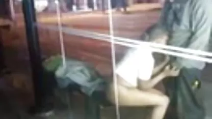 Dva cool pilići rade grupni seks s prijateljem i nasilno završavaju sa špricanjem