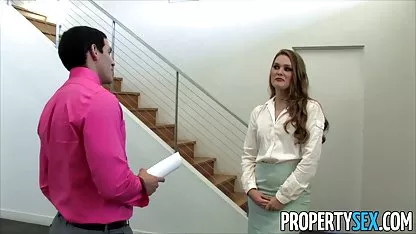 Susjedni muškarac smeđa plavuša posjećuje snažnog člana