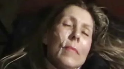 Prsata minx se zabavlja s različitim seksu s nedavnim suprugom