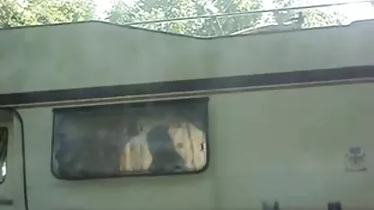 Baldni kuhar ispituje član svog novog sekretarijskog magarca prije nego što bude angažiran