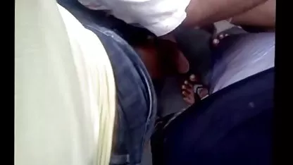 Vagon se uključi u lijepu djevojku tijekom masaže