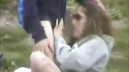Slatka tinka sretno fucks drugi ljubavnik s divljim entuzijazmom