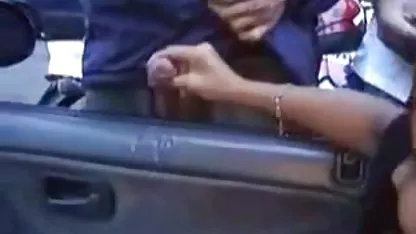 Mladi susjed uzima telefon i bere bujnu milf