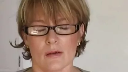 Vikendom dva učenika teško se igraju s djevojkom
