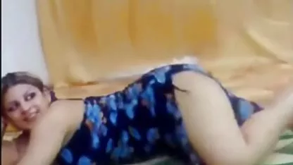 Busty vlasnik automobila je s mehaničarom na benzinskoj crpki