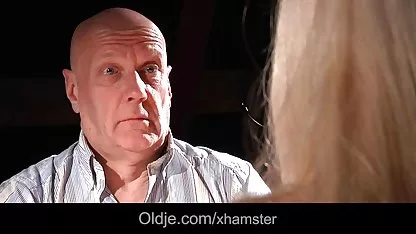 Dvojica muškaraca s razrađenom šupljinom upućuju muškarce u olujni grupni seks s dvostrukom penetracijom
