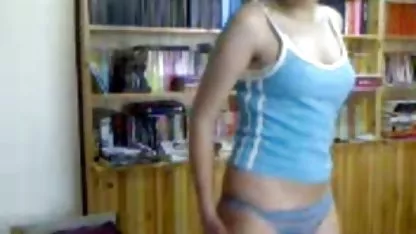 Mladi momak spits s zrele žene s bujnom magarca