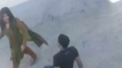 Strani muškarac slučajno je otišao na rusku plavuša i dobio blowjob s footjob
