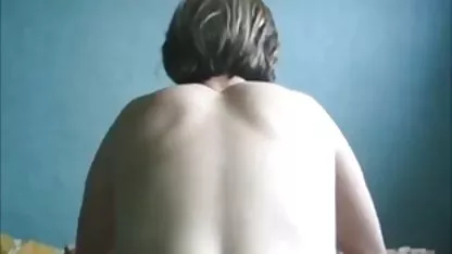 Ruski pilić stavlja guzicu pod veliki penis