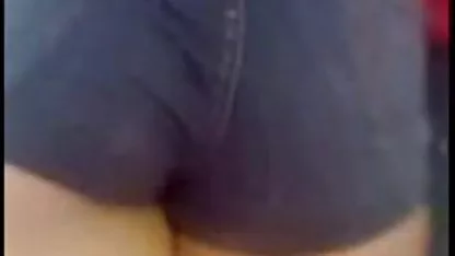 Dvije stidljive žene su se skočile na drugu guzicu i radeći među sobnim troje s parom crnaca