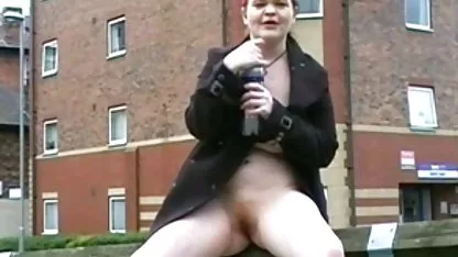 Pomogao ruski vitko s engleskim jezikom i naginjati se u magarcu