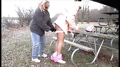 Mladi jock pokes zreli dude s debelim penis