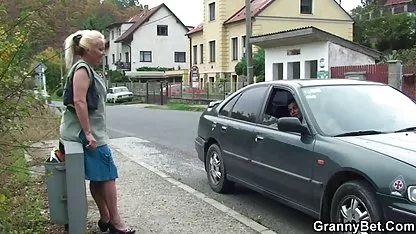 Strapon iz Aliexpress spašava seksualni život lezbijkih mladenaca